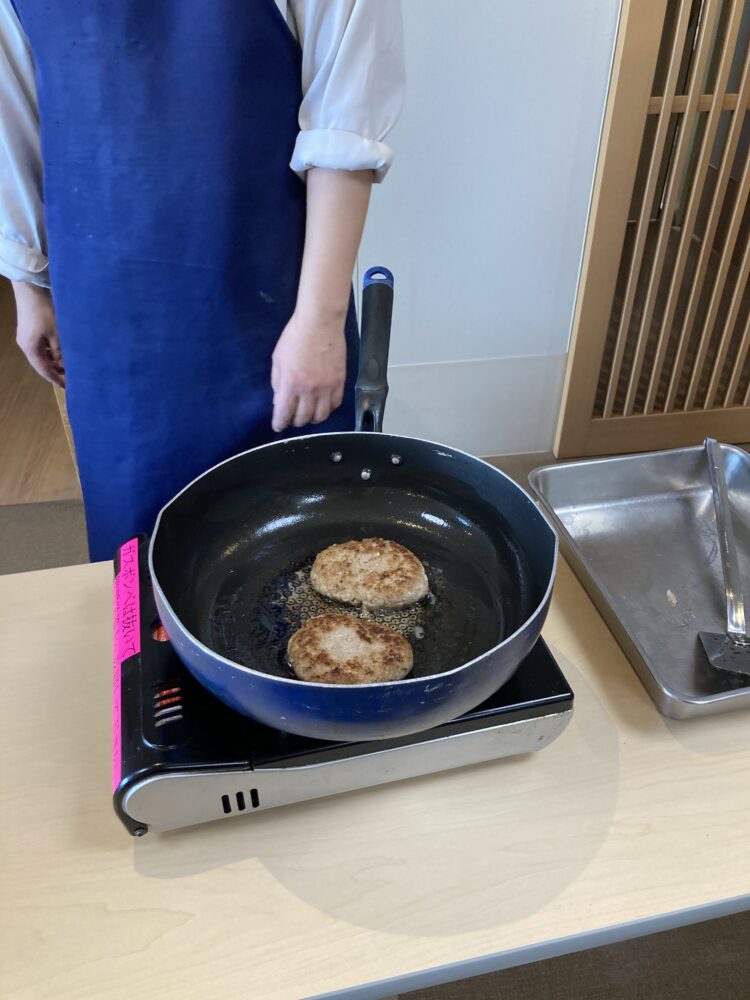 特養ひまわり　オープンキッチン秋の味覚　きのこハンバーグ