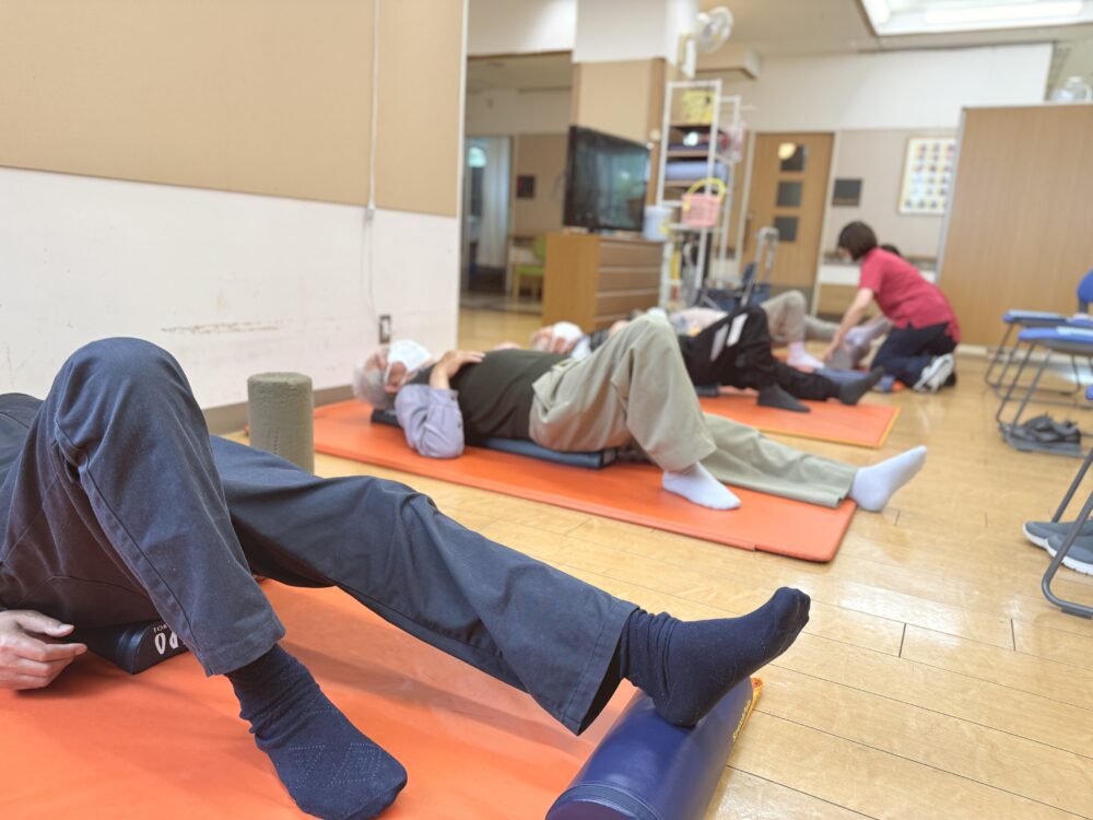 老人保健施設ひまわりトレーニングセンターでマットを使った床での運動指導がスタートしました。