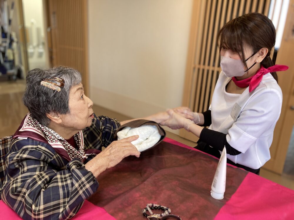 特養ひまわり　メイクで春うらら～♪